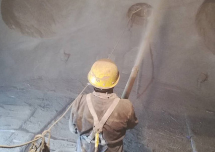What characteristics should blast furnace gunning material have?